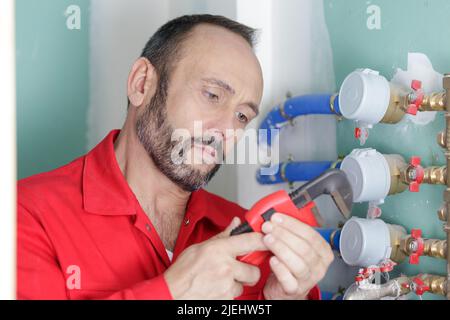 un technicien chargé de l'entretien de la chaudière de chauffage Banque D'Images