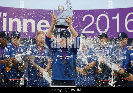 Photo du dossier en date du 04-09-2016 du capitaine d'Angleterre Eoin Morgan levant le trophée de la série d'une journée du Royal London. Le capitaine Eoin Morgan, vainqueur de la coupe du monde d'Angleterre, doit annoncer sa retraite du cricket international. Date de publication : lundi 27 juin 2022. Banque D'Images