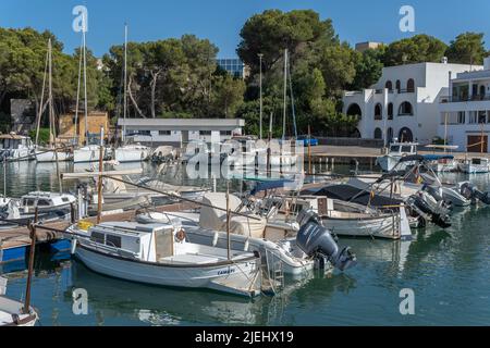 Portopetro, Espagne; juin 25 2022: Vue générale du club de yacht royal de Portopetro au coucher du soleil par une belle journée d'été. Île de Majorque, Espagne Banque D'Images