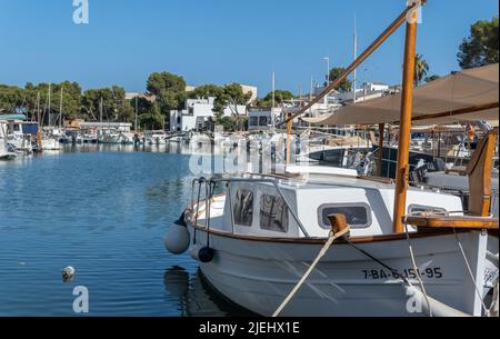 Portopetro, Espagne; juin 25 2022: Vue générale du club de yacht royal de Portopetro au coucher du soleil par une belle journée d'été. Île de Majorque, Espagne Banque D'Images