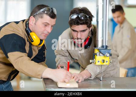 deux menuisiers parlent tout en travaillant Banque D'Images