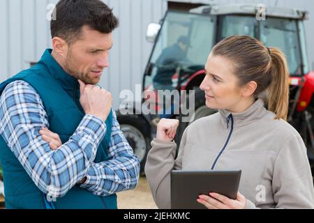 deux agronomes avec ordinateur portable et tablette dans le champ de blé Banque D'Images