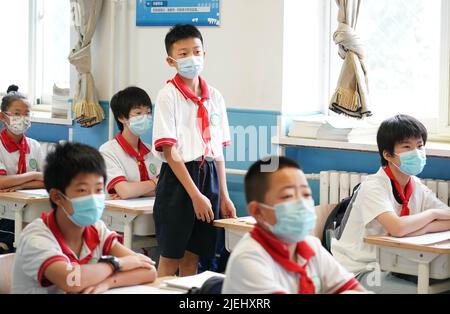 (220627) -- BEIJING, 27 juin 2022 (Xinhua) -- Un étudiant répond à une question lors d'un cours de mathématiques au campus de Pinggu de l'école primaire expérimentale no 2 de Beijing, capitale de la Chine, 27 juin 2022. Les élèves du primaire et du secondaire de Pékin sont retournés sur le campus lundi après plus de 50 jours d'études à distance en raison d'une résurgence locale de la COVID-19. Les élèves des deux premières années d'école secondaire et secondaire, ou des classes 7, 8, 10 et 11, ainsi que ceux des écoles primaires, ont repris des cours en personne. Les études pour les élèves des classes 9 et 12 se sont terminées plus tôt. (Xinhua/Ren Chao Banque D'Images