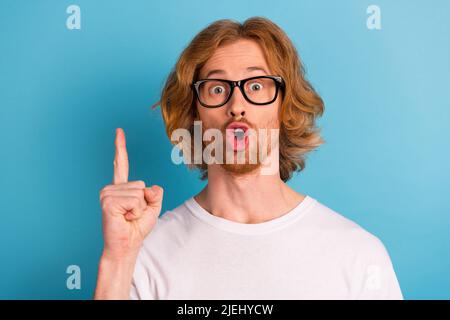 Photo de la personne créative stupéfait point doigt brillant excellent choix isolé sur fond bleu Banque D'Images