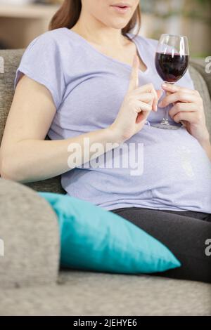 femme enceinte tenant un verre et disant non à l'alcool Banque D'Images