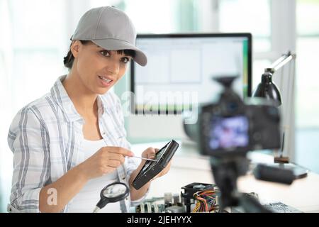 le vlogger enregistrement ordinateur réparation sur caméra pour vlog blog Banque D'Images
