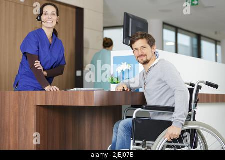 homme handicapé assis en fauteuil roulant en attente d'hospitalisation Banque D'Images