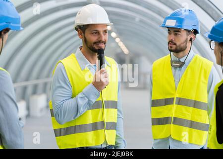 journaliste interrogeant les constructeurs Banque D'Images