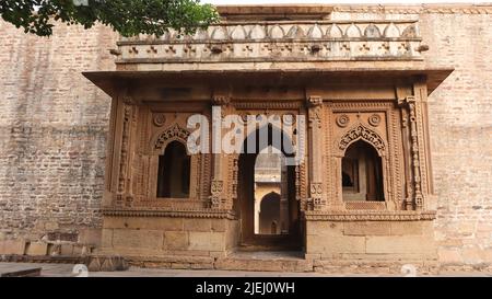 Porte d'entrée de Jama Masjid, mosquée, mosquée du 15th siècle, Chanderi, Madhya Pradesh, Inde. Seule mosquée sans minarets en Inde Banque D'Images