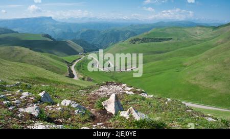 Route automobile en serpentin sur des montagnes vertes. Paysage de la zone de montagne avec la route sinueuse. Banque D'Images