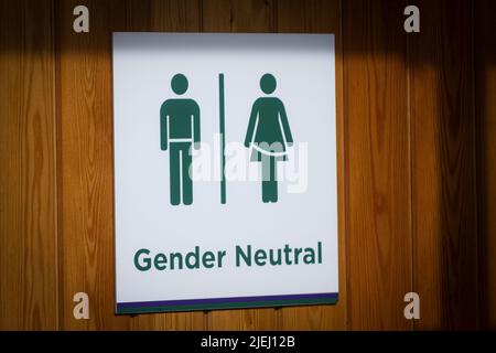 Londres, Royaume-Uni, 27th juin 2022 : un panneau indiquant le genre neutre est suspendu à la porte d'une salle de bain neutre pendant les championnats de tennis de Wimbledon 202 Banque D'Images