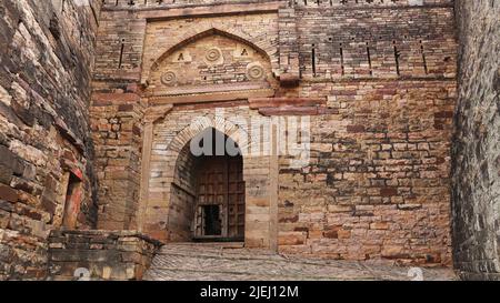 Porte principale du fort, Khooni Darwaza ou porte du sang, Chderi fort, Madhya Pradesh, Inde. Banque D'Images