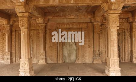 Murs et piliers sculptés à l'intérieur du fort Complex, fort Chanderi, Madhya Pradesh, Inde. Banque D'Images