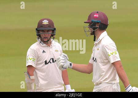 Londres, Royaume-Uni. 27 juin 2022. Sam Curran de Surrey et Wwill Jacks à Surrey prennent Kent au championnat du comté de Kia Oval, deuxième jour. David Rowe/Alay Live News Banque D'Images