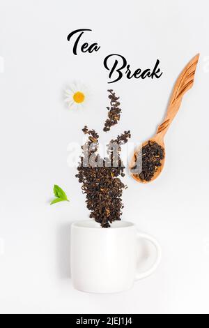 Thé et feuilles de thé rouges éparpillées en forme de vapeur. Maquette avec composition thé et tasse de thé, espace de copie et espace vide pour le texte, fond blanc, aller Banque D'Images
