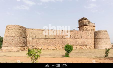 Vue extérieure du palais du fort Chanderi depuis l'entrée, Chanderi, Madhya Pradesh, Inde. Banque D'Images