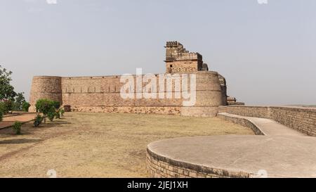 Vue extérieure du palais du fort Chanderi depuis l'entrée, Chanderi, Madhya Pradesh, Inde. Banque D'Images