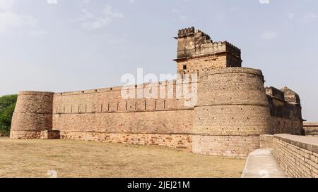 Vue extérieure du palais du fort de Chanderi depuis la forteresse, Chanderi, Madhya Pradesh, Inde. Banque D'Images