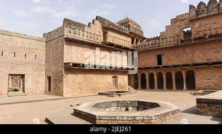 Vue intérieure du palais du fort Chanderi, du fort Chanderi, du Madhya Pradesh, en Inde. Banque D'Images