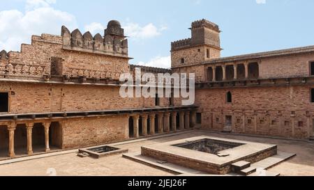 Vue intérieure du palais du fort Chanderi, du fort Chanderi, du Madhya Pradesh, en Inde. Banque D'Images
