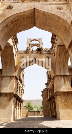 Vue intérieure de Koshak Mahal, Chanderi, Madhya Pradesh, Inde. A l'origine appelé le Kushk-e-Haft Manzil ou l'édifice de sept étages. Maintenant seulement 3 Banque D'Images