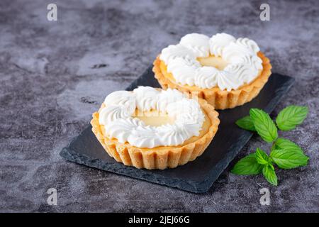 Gâteau crémeux au cheesecake sur une table grise Banque D'Images