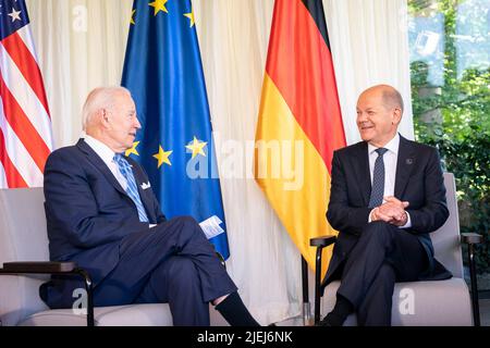 Schloss Elmau, Allemagne. 27th juin 2022. Le chancelier allemand OLAF Scholz et le président américain Joe Biden sont photographiés pour une réunion de pourparlers bilatéraux à Schloss Elmau, en Allemagne, dimanche, 26 juin 2022, Avant le début officiel du Sommet de G7. Photo via le gouvernement fédéral allemand/crédit UPI: UPI/Alamy Live News Banque D'Images