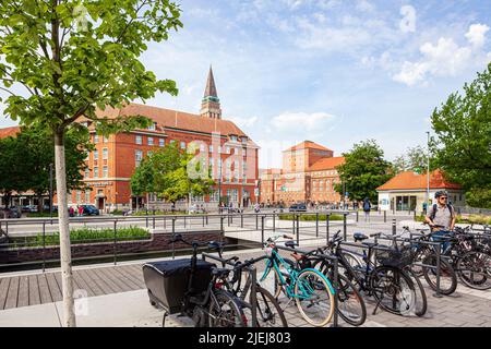 Bicyclettes devant la Deutsche Bank et l'Opéra de Kiel, Schleswig-Holstein, Allemagne Banque D'Images