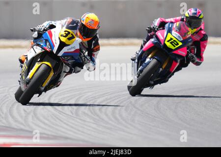 Ilya Mikhalchyk d'Ukraine de BMW Easyrace Team et Borja Gomez de SKX Cardoso Racing team pendant l'ESBK Campeonato de España de Superbikes, course 4, au circuit de Barcelone-Catalunya sur 26 juin 2022 à Montmeló, Barcelone, Espagne. (Photo de Bagu Blanco / PRESSINPHOTO) Banque D'Images