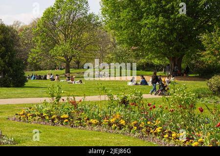 Personnes profitant du soleil à Hyde Park, Westminster, Londres, Angleterre Banque D'Images