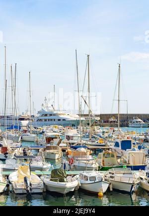 Bateaux à moteur et yachts amarrés dans la marina, jour lumineux de soleil, Italie Banque D'Images