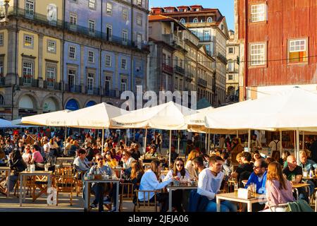 PORTO, PORTUGAL - 7 NOVEMBRE 2021 : personnes assises dans des cafés et des restaurants de rue à la rive centrale, zone touristique bondée, architecte traditionnel Banque D'Images