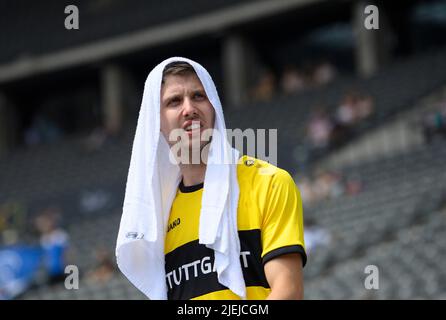 Berlin, Allemagne. 26th juin 2022. Vainqueur Fabian HEINLE (VfB Stuttgart/ 1st place), avec une serviette sur sa tête contre la finale de saut long des hommes de chaleur lors des Championnats d'athlétisme allemands 26.06.2022 2022, à partir de 25,06. - 06/26/2022 à Berlin/Allemagne. ÃÂ crédit : dpa/Alay Live News Banque D'Images