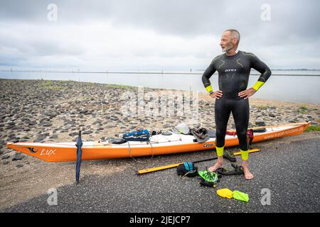 Greetsiel, Allemagne. 27th juin 2022. Frank Feldhus se prépare à nager dans la baie de Ley, en frison oriental. Il nagé dans sept îles et de retour dans sept jours. L'Oldenburger veut attirer l'attention sur la pollution des mers avec son action. Il nagez de la baie à Borkum. Les jours suivants, il nagera de Juist, Norderney, Baltrum, Langeoog, Spiekeroog et Wangerooge vers le continent. Au total, il couvrira 66 kilomètres. Credit: Mohssen Assanimoghaddam/dpa/Alay Live News Banque D'Images