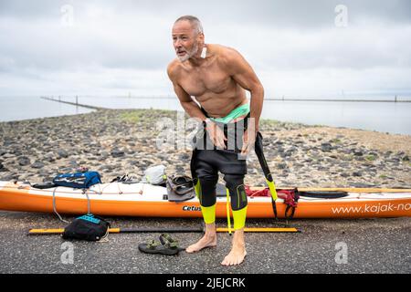 Greetsiel, Allemagne. 27th juin 2022. Frank Feldhus se prépare à nager dans la baie de Ley, en frison oriental. Il nagé dans sept îles et de retour dans sept jours. L'Oldenburger veut attirer l'attention sur la pollution des mers avec son action. Il nagez de la baie à Borkum. Les jours suivants, il nagera de Juist, Norderney, Baltrum, Langeoog, Spiekeroog et Wangerooge vers le continent. Au total, il couvrira 66 kilomètres. Credit: Mohssen Assanimoghaddam/dpa/Alay Live News Banque D'Images