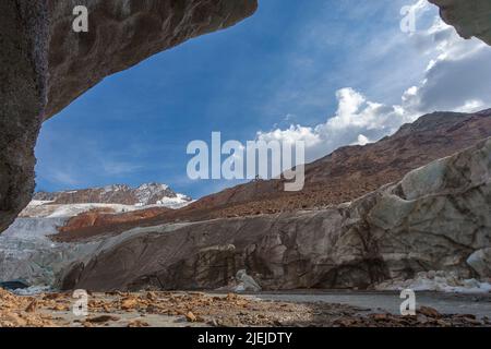 Vue sur la langue du glacier depuis une grotte sculptée dans la glace du glacier de Vallelunga Banque D'Images