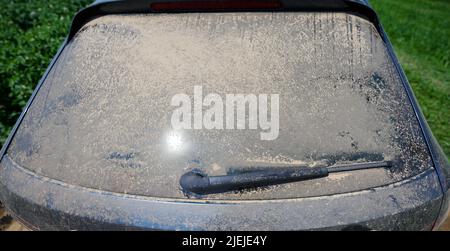 Ebstorf, Allemagne. 27th juin 2022. La voiture d'un agriculteur est pleine de poussière après avoir conduit le véhicule sur des routes poussiéreuses. Credit: Philipp Schulze/dpa/Alamy Live News Banque D'Images