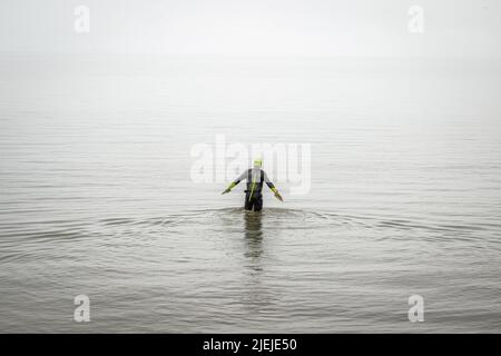 Greetsiel, Allemagne. 27th juin 2022. Frank Feldhus se trouve dans la baie de Ley, en Frison oriental, en mer du Nord. Il nage vers sept îles et revient en sept jours. L'Oldenburger veut attirer l'attention sur la pollution des mers avec son action. Il nagez de la baie à Borkum. Les jours suivants, il nagera de Juist, Norderney, Baltrum, Langeoog, Spiekeroog et Wangerooge vers le continent. Au total, il couvrira 66 kilomètres. Credit: Mohssen Assanimoghaddam/dpa/Alay Live News Banque D'Images