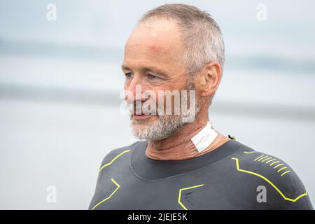 Greetsiel, Allemagne. 27th juin 2022. Frank Feldhus se prépare à nager dans la baie de Ley, en frison oriental. Il nagé dans sept îles et de retour dans sept jours. L'Oldenburger veut attirer l'attention sur la pollution des mers avec son action. Il nagez de la baie à Borkum. Les jours suivants, il nagera de Juist, Norderney, Baltrum, Langeoog, Spiekeroog et Wangerooge vers le continent. Au total, il couvrira 66 kilomètres. Credit: Mohssen Assanimoghaddam/dpa/Alay Live News Banque D'Images