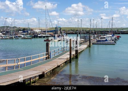 NEWHAVEN, EAST SUSSEX, UK - 26 JUIN 2022 : vue sur le port de plaisance de Newhaven le jour de l'été Banque D'Images