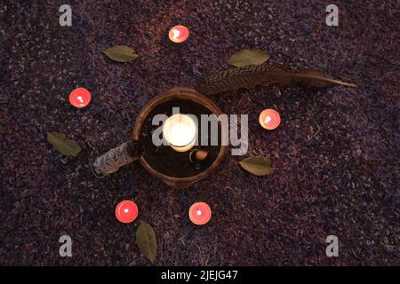 Set de cacao cru avec des fleurs bougies, plumes, Palo Santo, feuilles de baie, et oreillers pour la cérémonie chamanique Banque D'Images