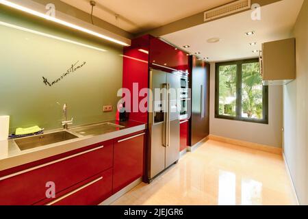 Une image d'une cuisine à thème rouge récemment installée d'un appartement le long de la Costa Del sol Banque D'Images