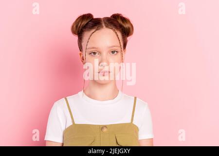 Portrait de contenu calme attrayant funky avant-teen fille foxy gingembre cheveux isolés sur fond rose pastel couleur Banque D'Images