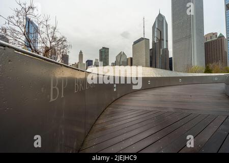 Pont piétonnier BP, Chicago, reliant Maggie Daley Park au Millennium Park, traversant South Columbus Drive. Chicago, Illinois, États-Unis Banque D'Images