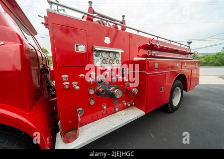 Camion Spartan Fire de Chevrolet, panneau de commande sur le côté du véhicule montrant divers boutons et cadrans. Galena, Kansas, États-Unis. Voitures sur l'itinéraire, route 66 Banque D'Images