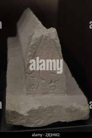 Tombeau islamique à la place Savina (Rabat, île Gozo, Malte). Tombe datant de la période de présence arabe dans les îles maltaises (870-1249 AD). Elle était recouverte d'une plaque portant une inscription arabe avec des caractères kufic. Sa forme prismatique appartient au type appelé 'mqabriyyah' qui est censé être originaire du Maghreb. Il appartiendrait à un cimetière musulman en dehors des murs du village médiéval de Gozo. Musée d'archéologie de Gozo. Cittadela de Victoria à Gozo. Malte. Banque D'Images