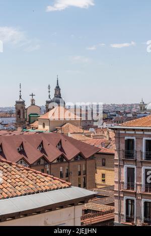 Couvre la ville de Madrid avec des dômes et des spires de plusieurs églises par une journée ensoleillée Banque D'Images