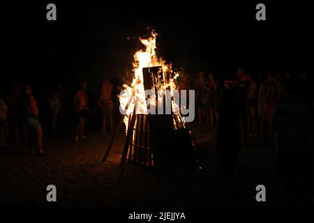 Feu de bois sur la plage. Célébration de la Solstice en Espagne Banque D'Images