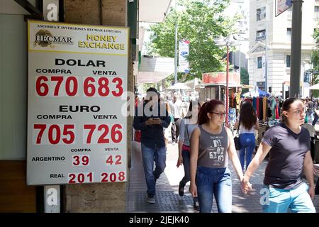 Change de devises à Paseo Ahumada à Santiago du Chili, Chili. Banque D'Images