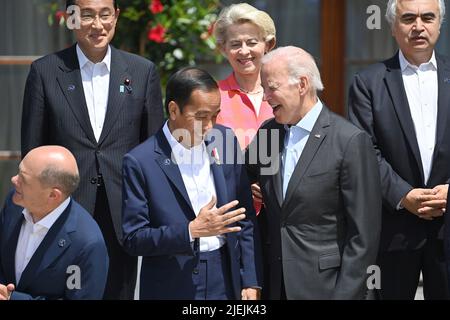 Elmau, Allemagne. 27th juin 2022. Le président DES ÉTATS-UNIS plaisanta avec Joko Widodo (président indonésien), invités de sensibilisation arrivant à Schloss Elmau ; Bienvenue par le chancelier fédéral sur 27 juin 2022. 48th G7 Sommet 2022 à Schloss Elmau de 26-28 juin 2022. Banque D'Images